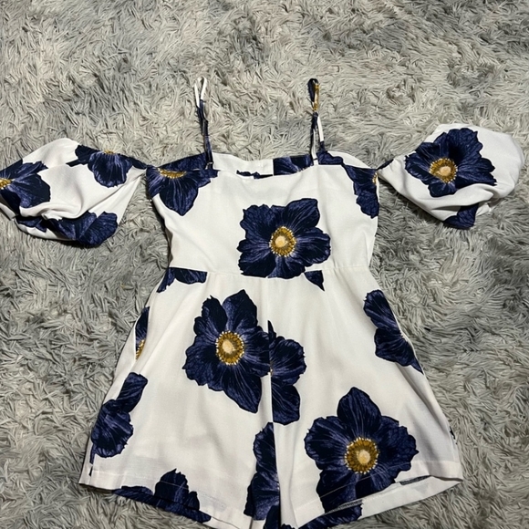 J.O.A. Floral Romper - Picture 4 of 7